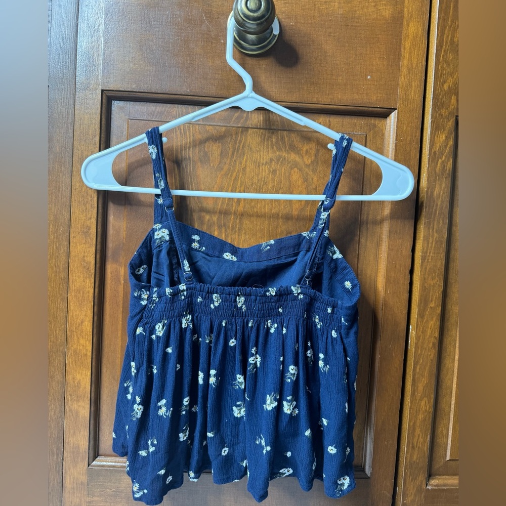 Small Hollister Super Cute Flowy Crop Top